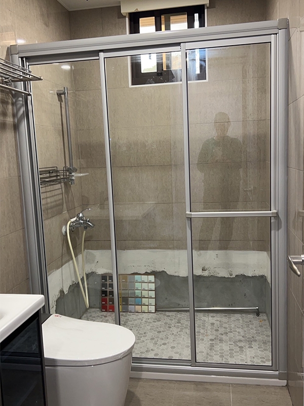 一字三拉 霧銀框5 mm玻璃